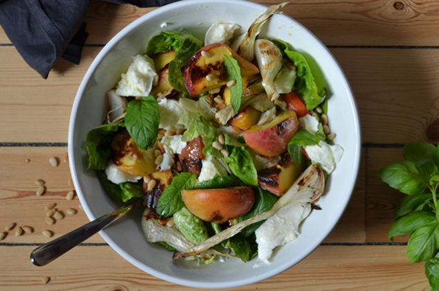 Salat mit Pfirsichen und Honig-Vinaigrette
